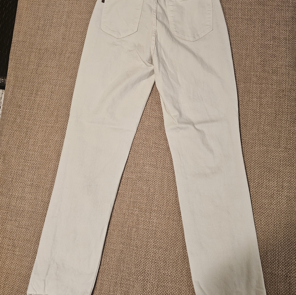 Judy Blue white boyfriend jeans in size 24.Relaxed boyfriend fit with cuffed hem - Picture 6 of 8